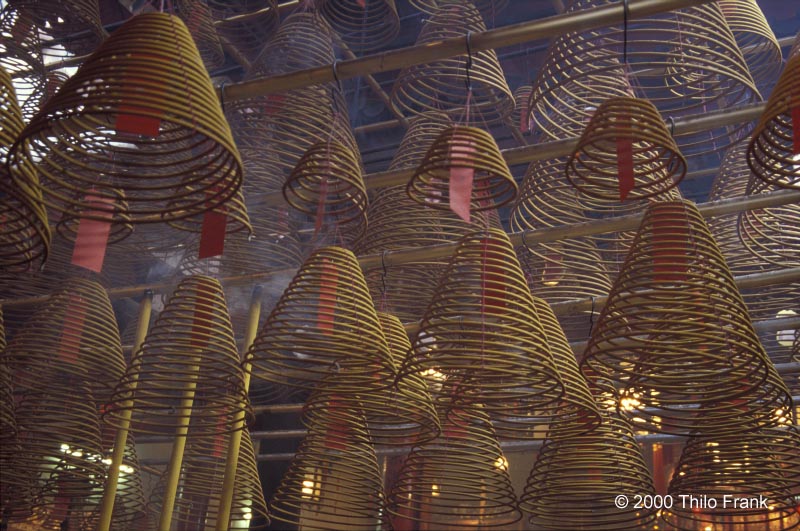 Räucherspiralen in einem buddhistischen Tempel